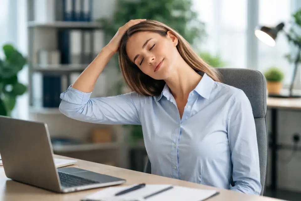 Nuque raide au bureau : exercices pour soulager rapidement