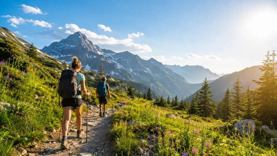 Randonnée sportive en été : le sport plein air idéal en juillet